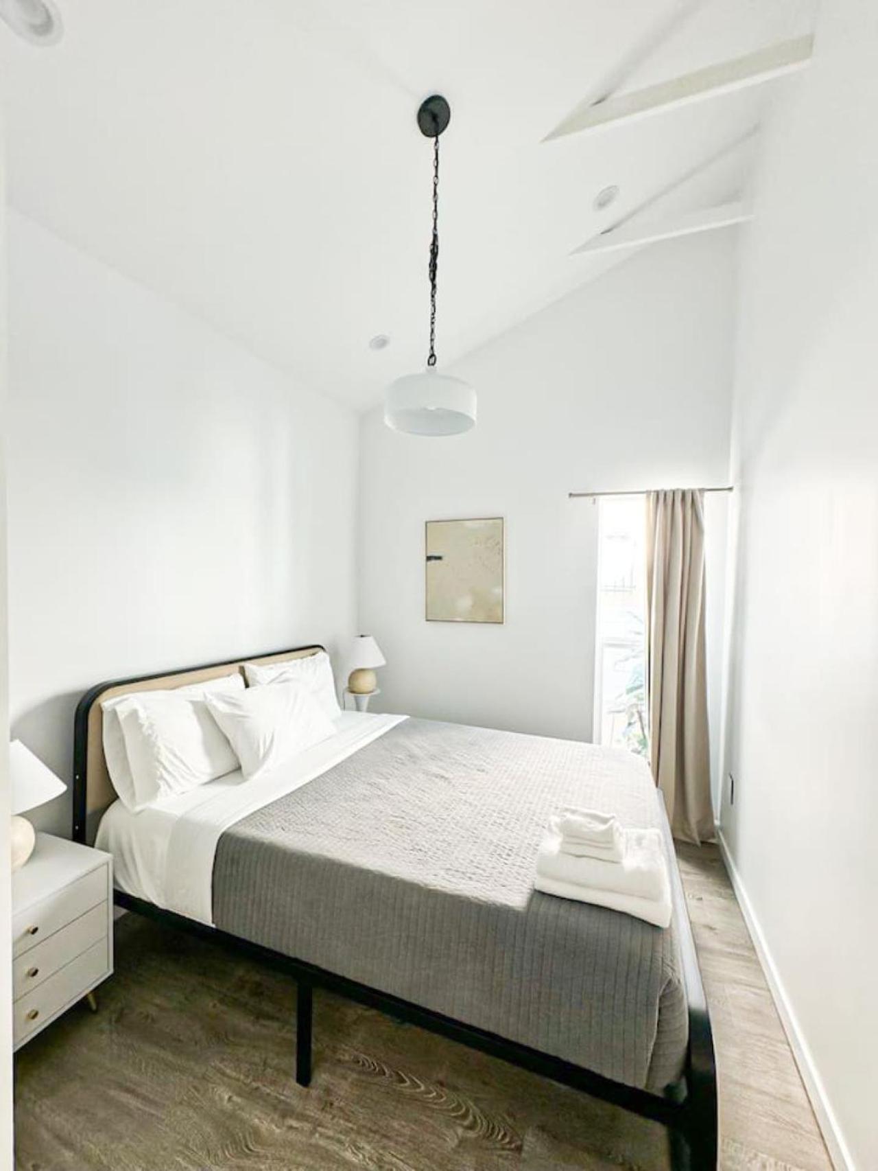 Sunny 1br With Large Outdoor Lounge Space - Sh4lad Ferienhaus *